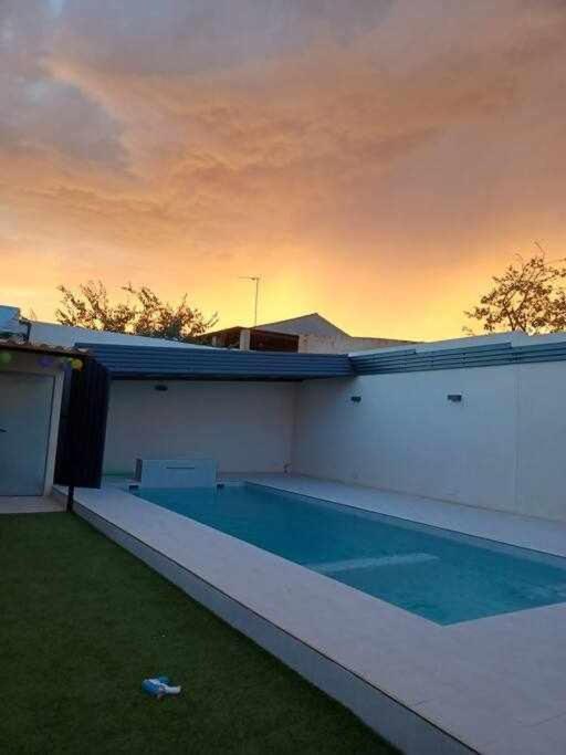 Alojamiento El Pez Casa Con Piscina Climatizada Villafranca de los Caballeros Dış mekan fotoğraf